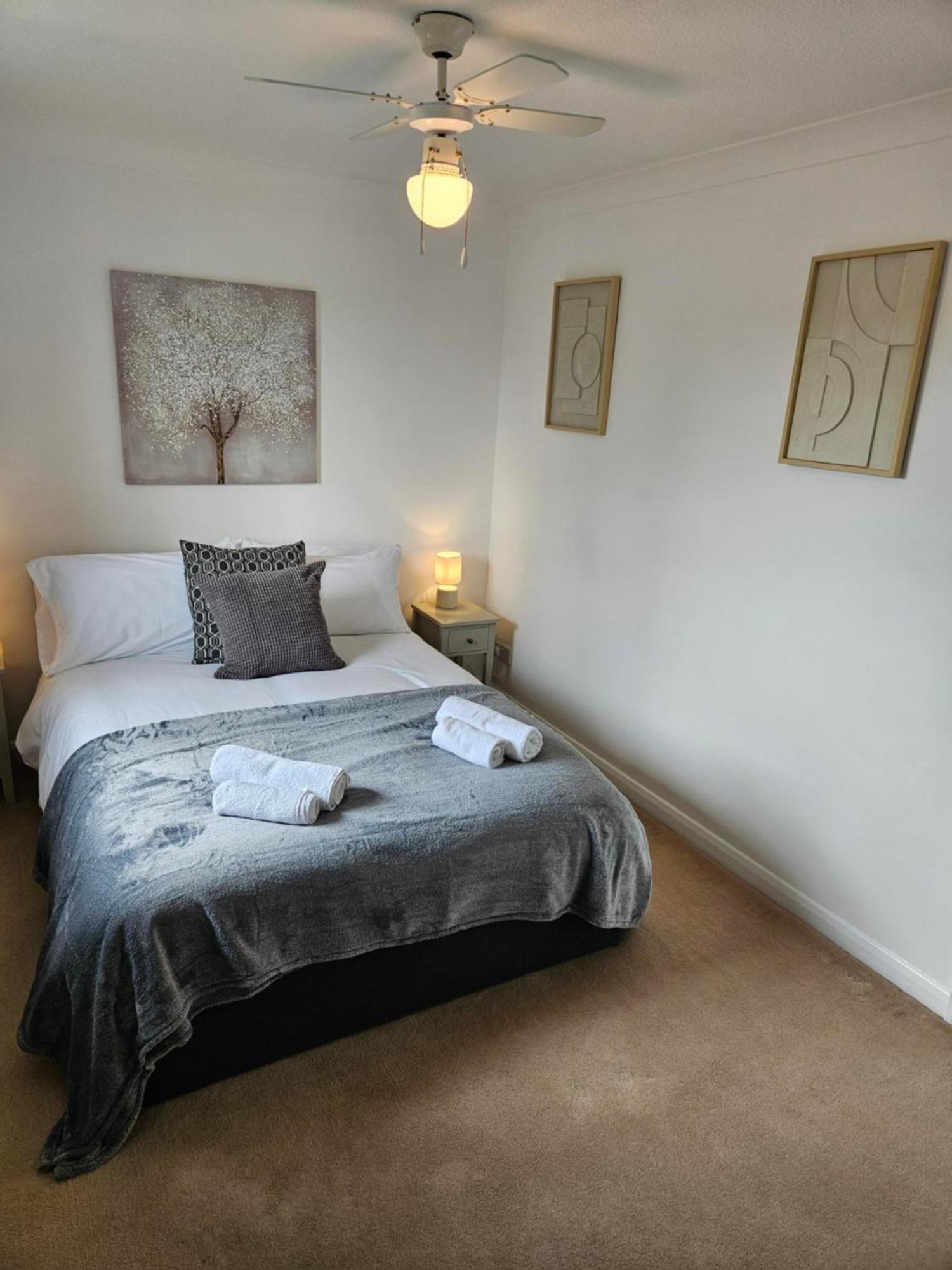 Redcot Gardens Stamford 4 Bed Contractor Familt Home With Parking Εξωτερικό φωτογραφία