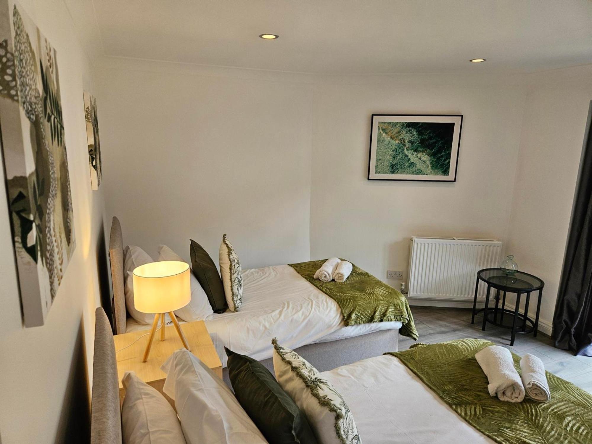 Redcot Gardens Stamford 4 Bed Contractor Familt Home With Parking Εξωτερικό φωτογραφία