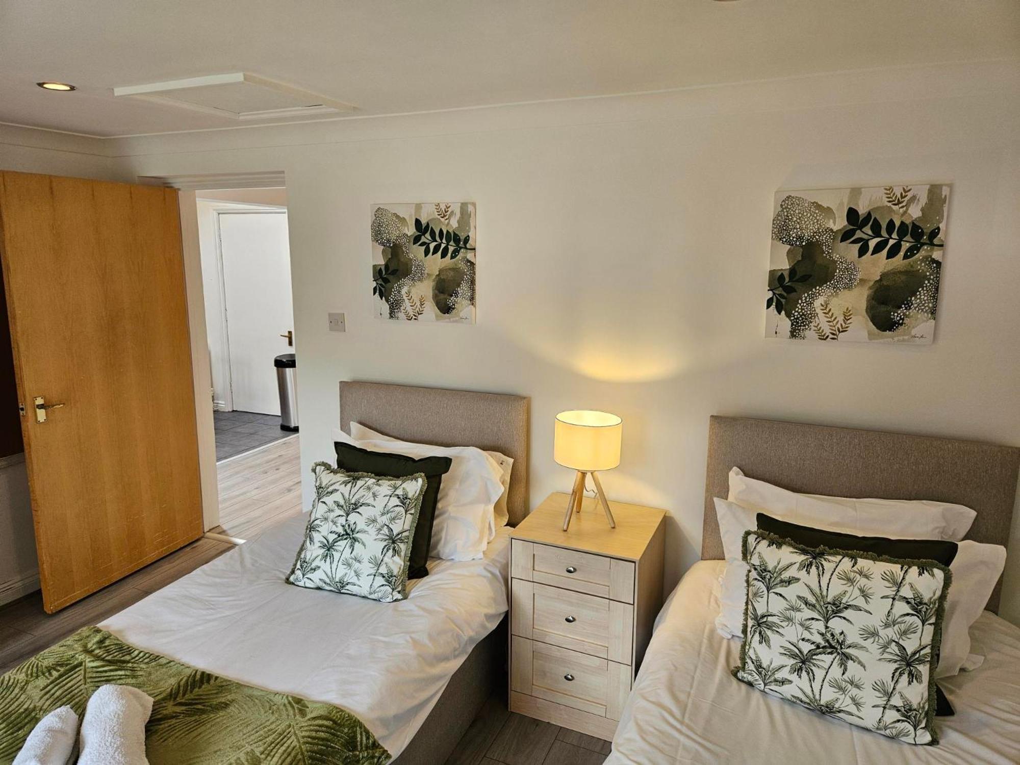 Redcot Gardens Stamford 4 Bed Contractor Familt Home With Parking Εξωτερικό φωτογραφία