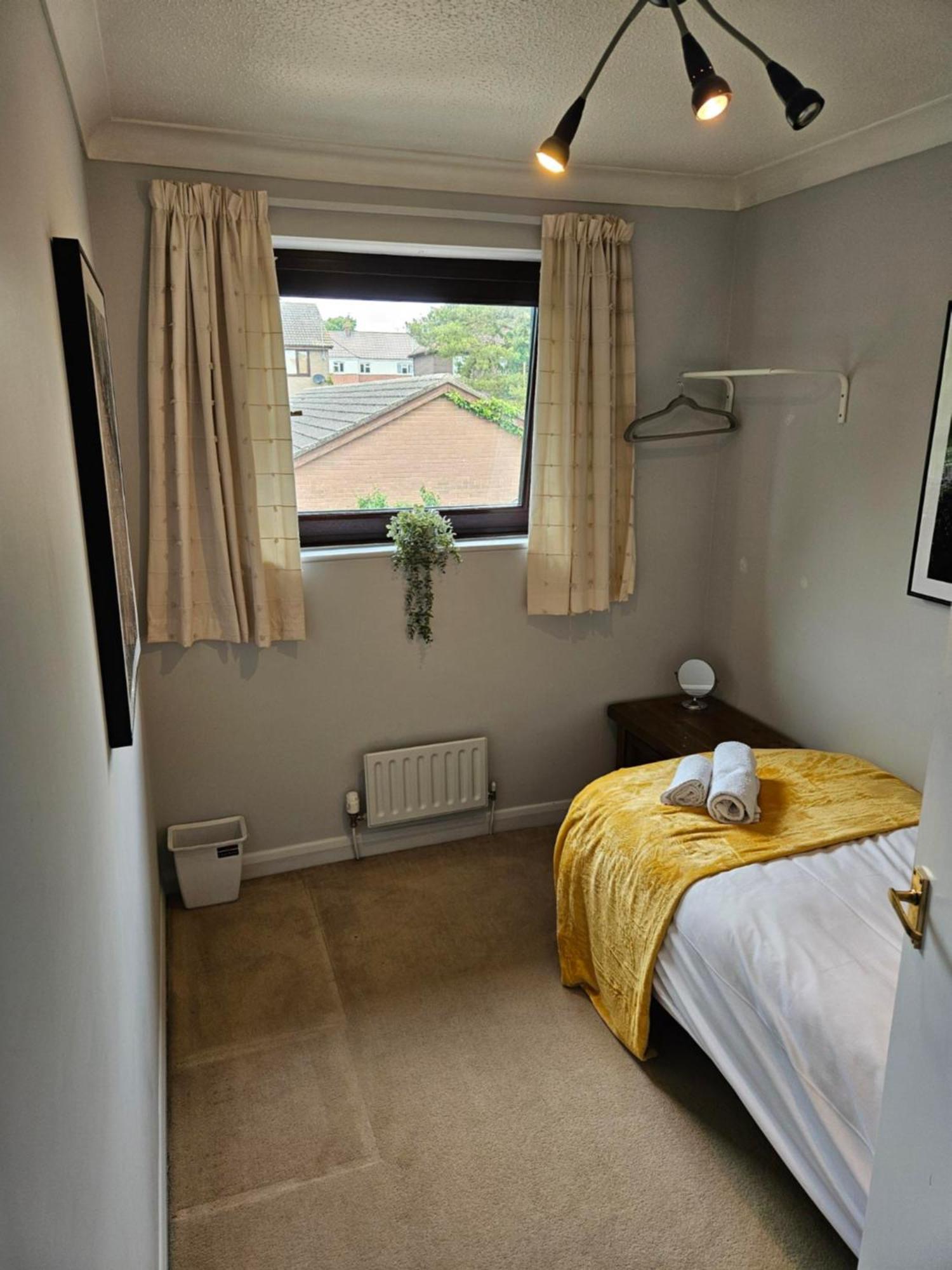 Redcot Gardens Stamford 4 Bed Contractor Familt Home With Parking Εξωτερικό φωτογραφία